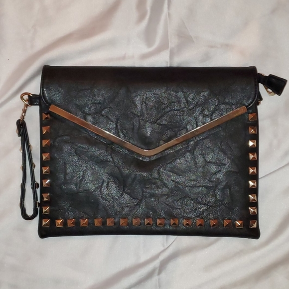 Black wristlet with gold accessories - Picture 1 of 3